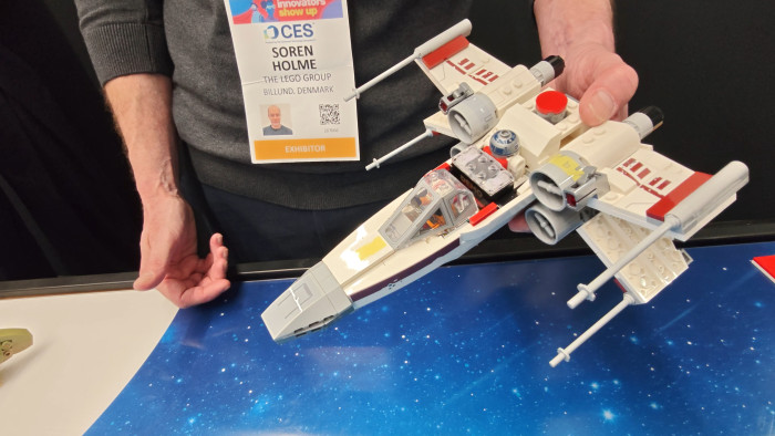 Der große rote Knopf am Ende des X-Wing ist der Feuerbutton, der entsprechende Geräusche erzeugt. Erleidet der X-Wing Treffer, meckert R2D2 irgendwann. (Bild: Martin Wolf/Golem)